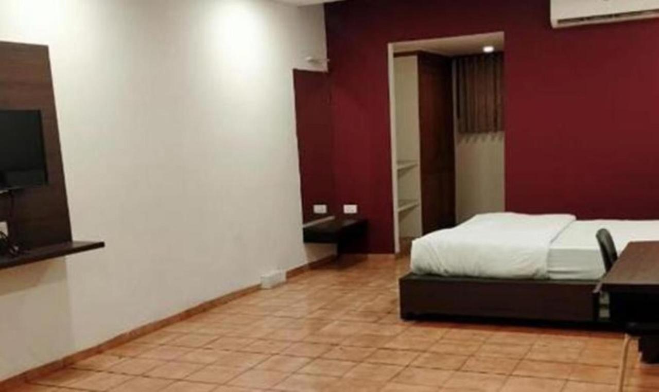 אחמדאבאד Hotel Sun N Step Club מראה חיצוני תמונה