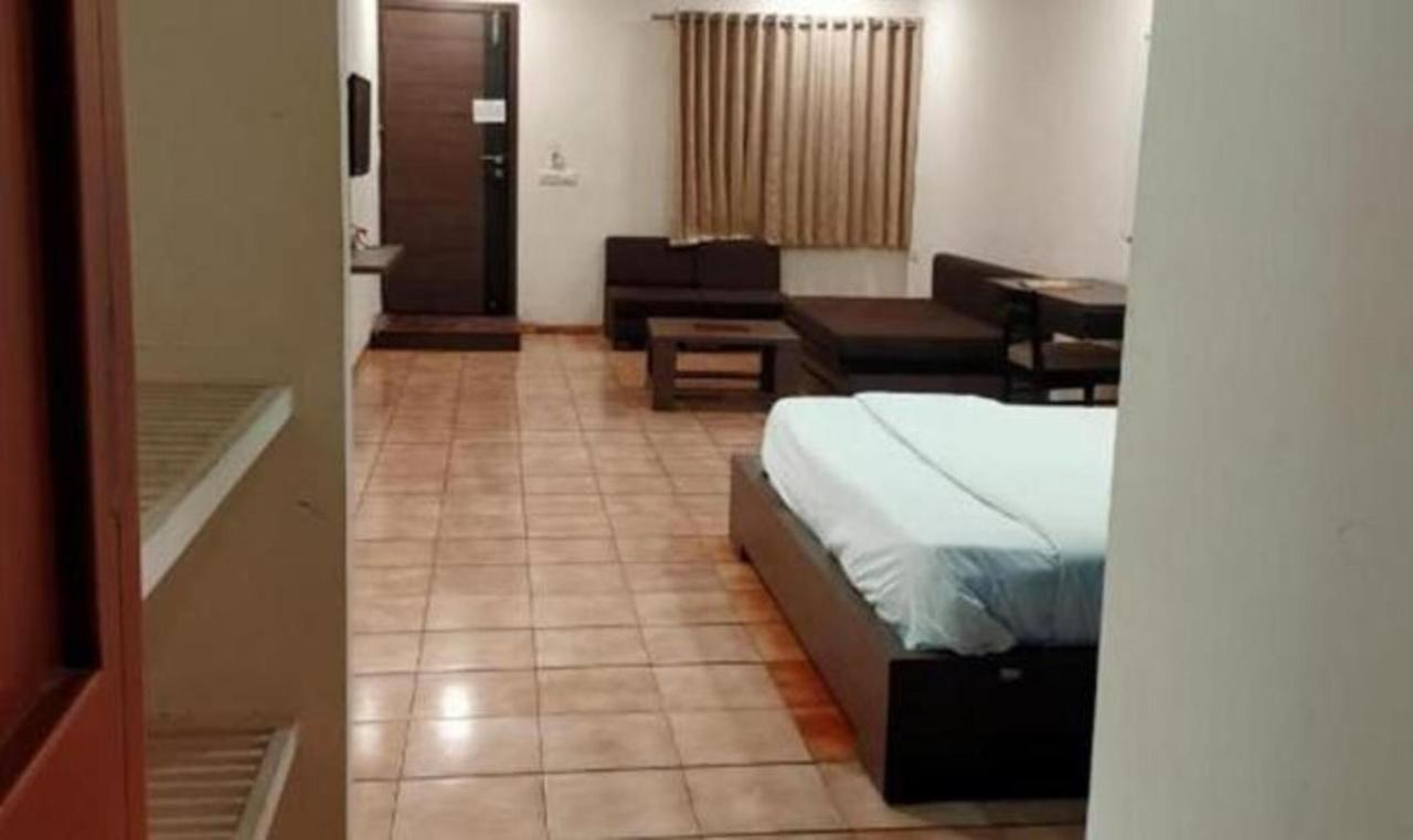 אחמדאבאד Hotel Sun N Step Club מראה חיצוני תמונה