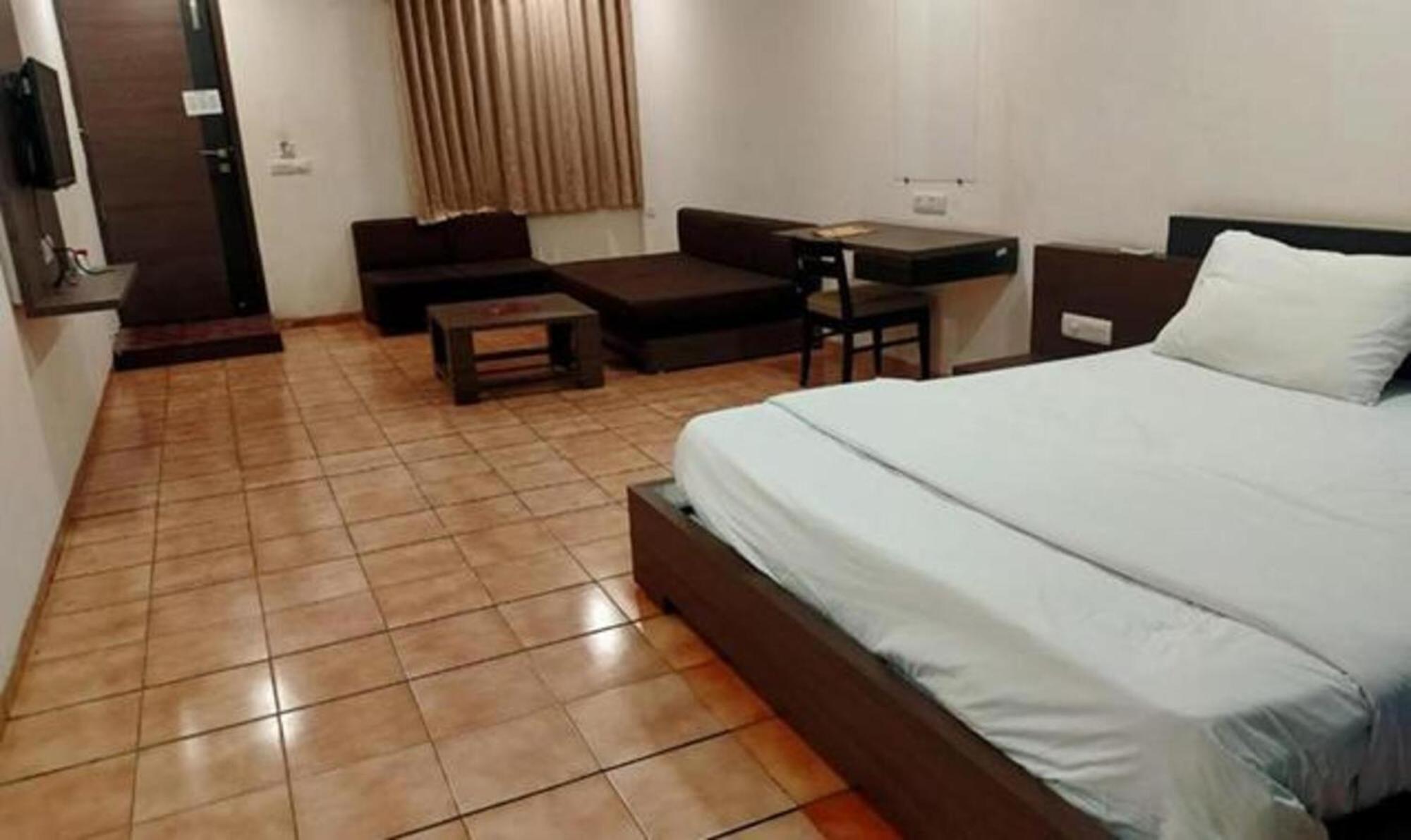 אחמדאבאד Hotel Sun N Step Club מראה חיצוני תמונה